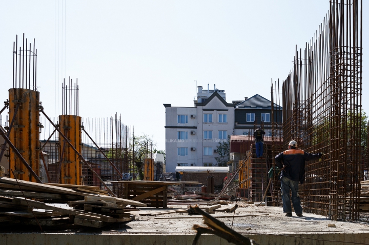 Construcţie cu scandal în centrul Capitalei. Primăria, OBLIGATĂ să autorizeze lucrările (FOTO/VIDEO)