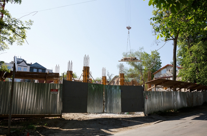 Construcţie cu scandal în centrul Capitalei. Primăria, OBLIGATĂ să autorizeze lucrările (FOTO/VIDEO)