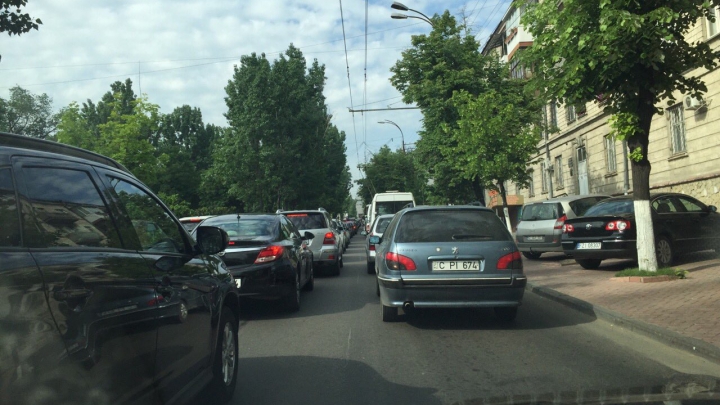 Ambuteiaj în Capitală! Bulevardul Grigore Vieru a fost blocat (FOTO)