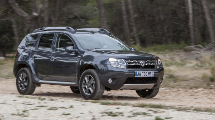 În România a fost surprinsă o Dacia Duster cu o caroserie pick-up double-cab. IMAGINE SPION