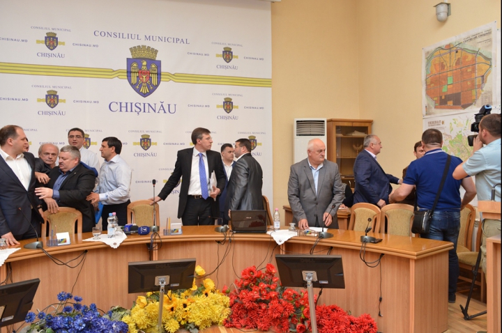 SCANDAL la CMC! Ce se întâmplă când deputaţii intervin în activitatea aleşilor locali (FOTOREPORT)