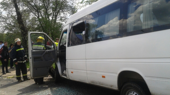 ACCIDENT GRAV lângă Aeroportul Chișinău. Un microbuz arhiplin, implicat (FOTOREPORT)