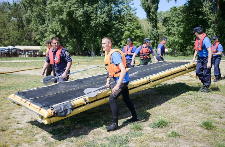 "Îi vom salva mai repede". Salvatorii britanici şi-au împărtăşit experienţa cu cei din Moldova (FOTOREPORT)