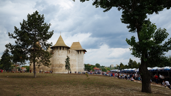 Au luat cu asalt și AU CUCERIT cetatea Sorocii. Mii de moldoveni la Festivalul Medieval