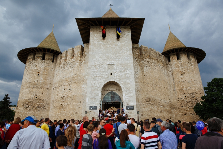 Au luat cu asalt și AU CUCERIT cetatea Sorocii. Mii de moldoveni la Festivalul Medieval