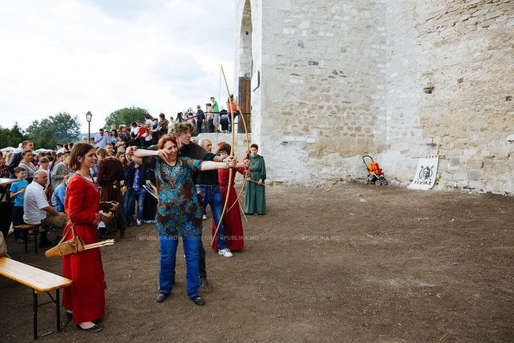 Au luat cu asalt și AU CUCERIT cetatea Sorocii. Mii de moldoveni la Festivalul Medieval