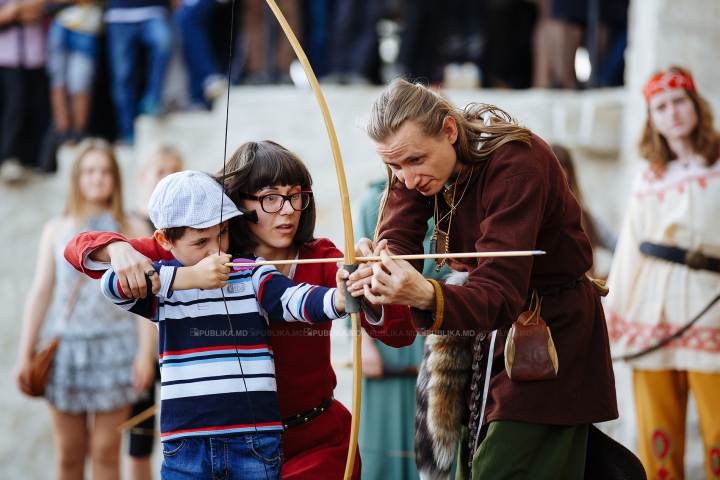 Au luat cu asalt și AU CUCERIT cetatea Sorocii. Mii de moldoveni la Festivalul Medieval