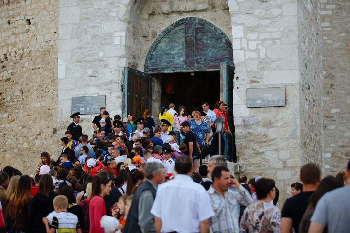 Au luat cu asalt și AU CUCERIT cetatea Sorocii. Mii de moldoveni la Festivalul Medieval