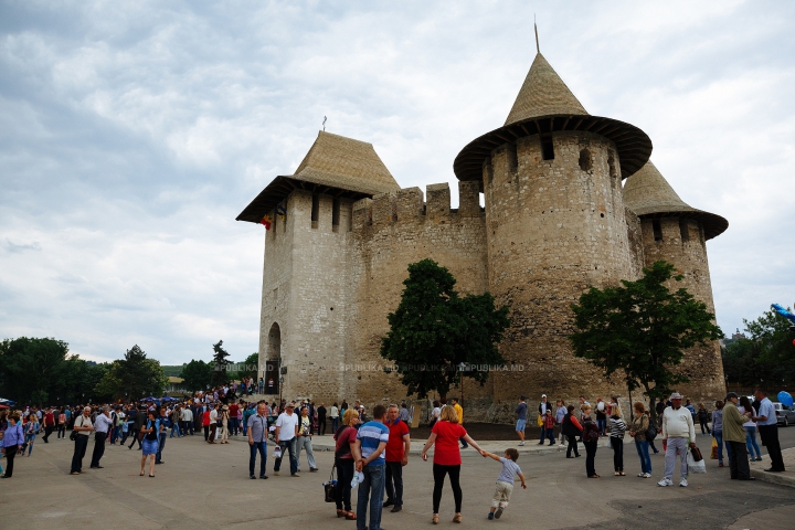 Au luat cu asalt și AU CUCERIT cetatea Sorocii. Mii de moldoveni la Festivalul Medieval