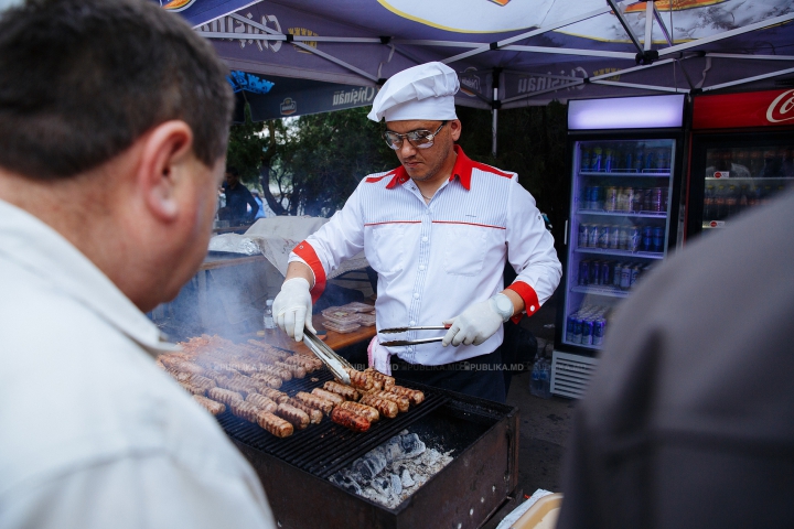 Au luat cu asalt și AU CUCERIT cetatea Sorocii. Mii de moldoveni la Festivalul Medieval