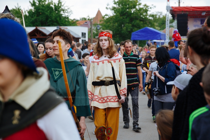 Au luat cu asalt și AU CUCERIT cetatea Sorocii. Mii de moldoveni la Festivalul Medieval