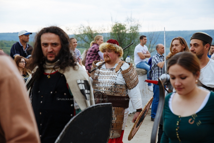 Au luat cu asalt și AU CUCERIT cetatea Sorocii. Mii de moldoveni la Festivalul Medieval