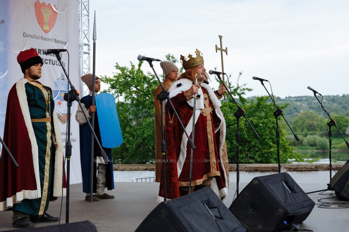 Au luat cu asalt și AU CUCERIT cetatea Sorocii. Mii de moldoveni la Festivalul Medieval