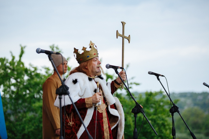 Au luat cu asalt și AU CUCERIT cetatea Sorocii. Mii de moldoveni la Festivalul Medieval