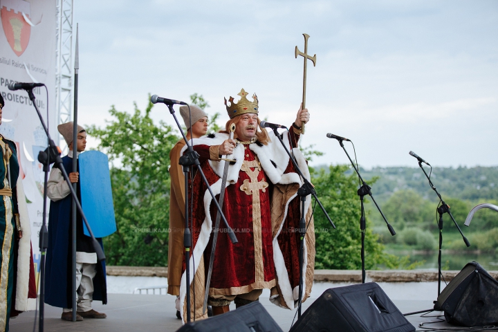 Au luat cu asalt și AU CUCERIT cetatea Sorocii. Mii de moldoveni la Festivalul Medieval