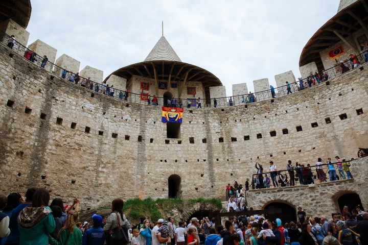 Au luat cu asalt și AU CUCERIT cetatea Sorocii. Mii de moldoveni la Festivalul Medieval