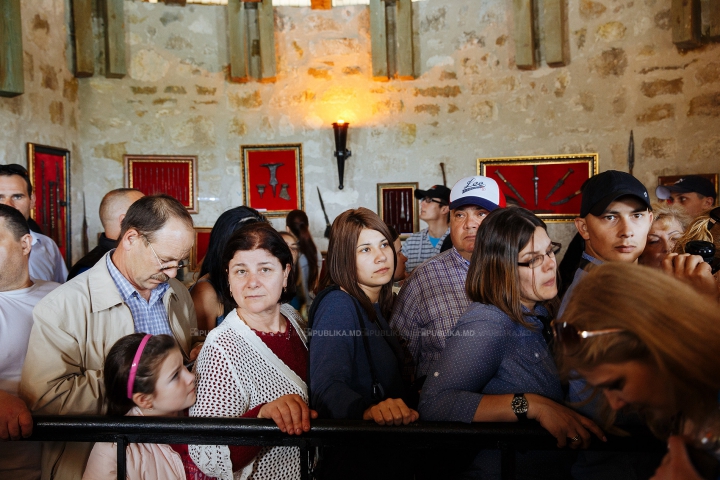 Au luat cu asalt și AU CUCERIT cetatea Sorocii. Mii de moldoveni la Festivalul Medieval