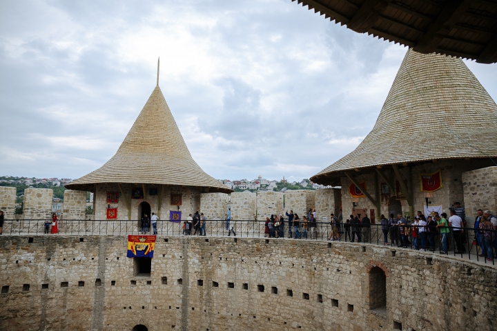 Au luat cu asalt și AU CUCERIT cetatea Sorocii. Mii de moldoveni la Festivalul Medieval