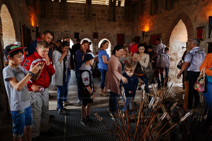 Au luat cu asalt și AU CUCERIT cetatea Sorocii. Mii de moldoveni la Festivalul Medieval