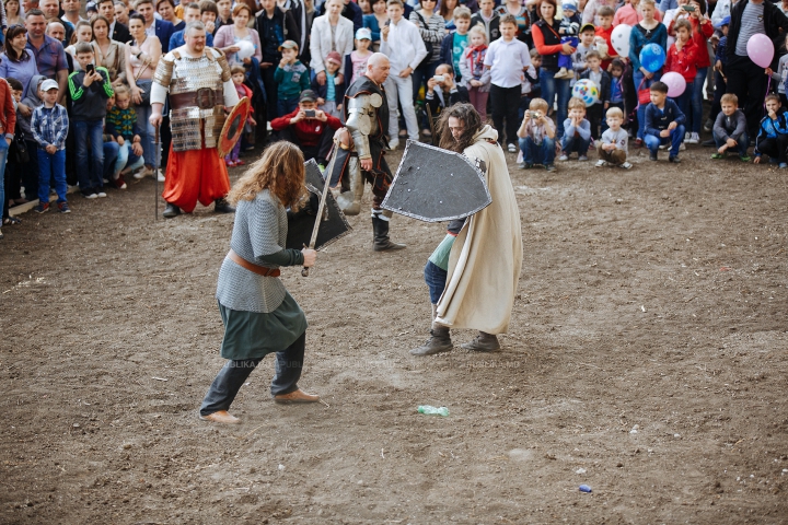 Au luat cu asalt și AU CUCERIT cetatea Sorocii. Mii de moldoveni la Festivalul Medieval