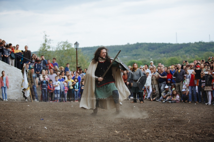 Au luat cu asalt și AU CUCERIT cetatea Sorocii. Mii de moldoveni la Festivalul Medieval