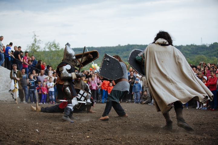 Au luat cu asalt și AU CUCERIT cetatea Sorocii. Mii de moldoveni la Festivalul Medieval