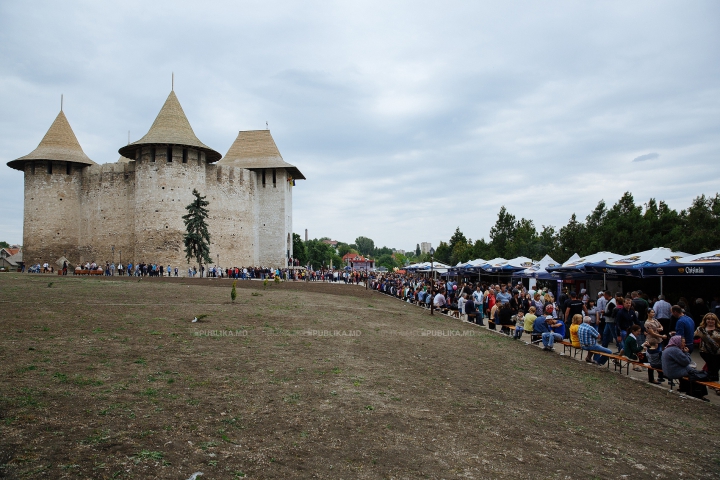 Au luat cu asalt și AU CUCERIT cetatea Sorocii. Mii de moldoveni la Festivalul Medieval