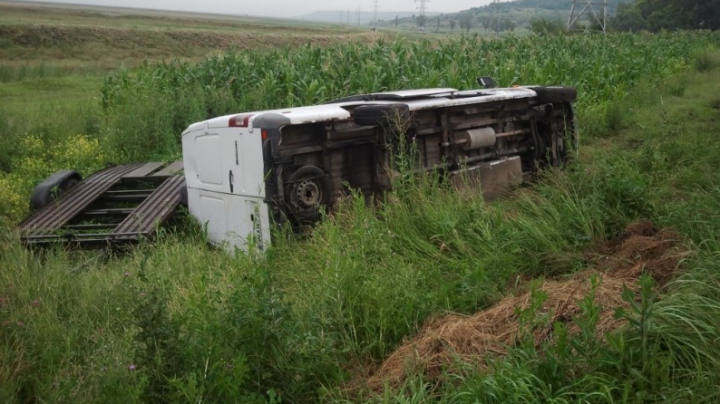 ACCIDENT GRAV: Un microbuz cu cetățeni moldoveni s-a răsturnat în România (FOTO/VIDEO)