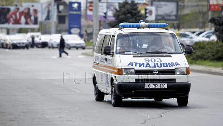 ÎNSPĂIMÂNTĂTOR. Un bărbat a ajuns la spital, după ce a fost AGRESAT de propriul camarad