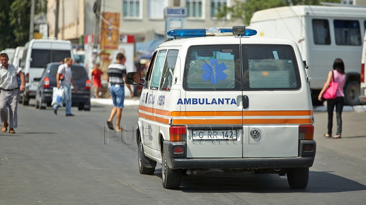 Pieton SPULBERAT la o intersecţie din Capitală. Victima a ajuns la spital în stare de comă