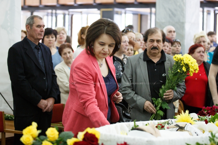 ADIO, ANA BARBU. Interpreta a fost petrecută cu flori, lacrimi şi aplauze pe ultimul drum (FOTOREPORT)