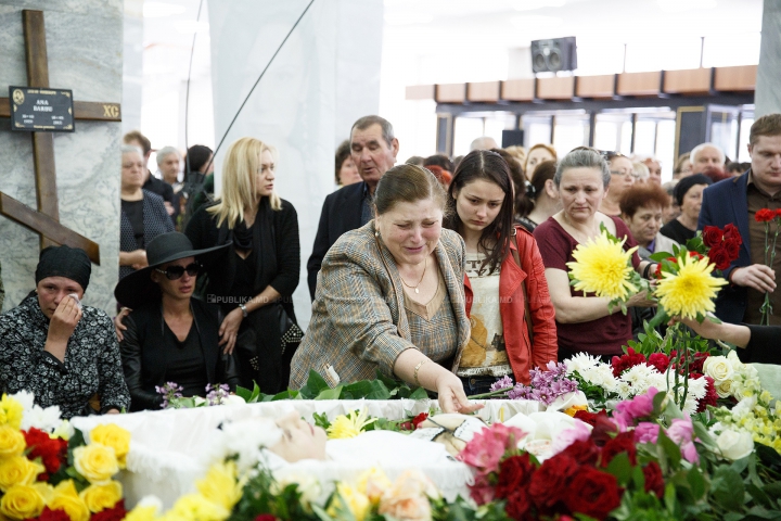 ADIO, ANA BARBU. Interpreta a fost petrecută cu flori, lacrimi şi aplauze pe ultimul drum (FOTOREPORT)