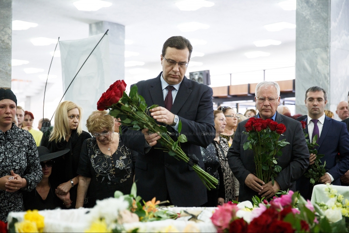 ADIO, ANA BARBU. Interpreta a fost petrecută cu flori, lacrimi şi aplauze pe ultimul drum (FOTOREPORT)