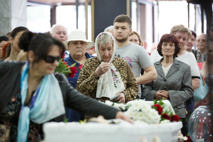 ADIO, ANA BARBU. Interpreta a fost petrecută cu flori, lacrimi şi aplauze pe ultimul drum (FOTOREPORT)