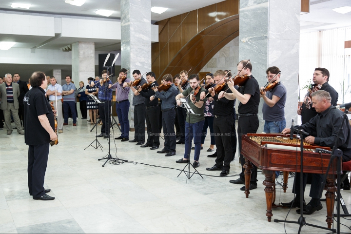 ADIO, ANA BARBU. Interpreta a fost petrecută cu flori, lacrimi şi aplauze pe ultimul drum (FOTOREPORT)