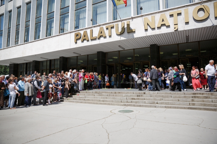 ADIO, ANA BARBU. Interpreta a fost petrecută cu flori, lacrimi şi aplauze pe ultimul drum (FOTOREPORT)