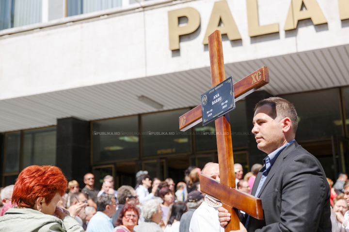 ADIO, ANA BARBU. Interpreta a fost petrecută cu flori, lacrimi şi aplauze pe ultimul drum (FOTOREPORT)