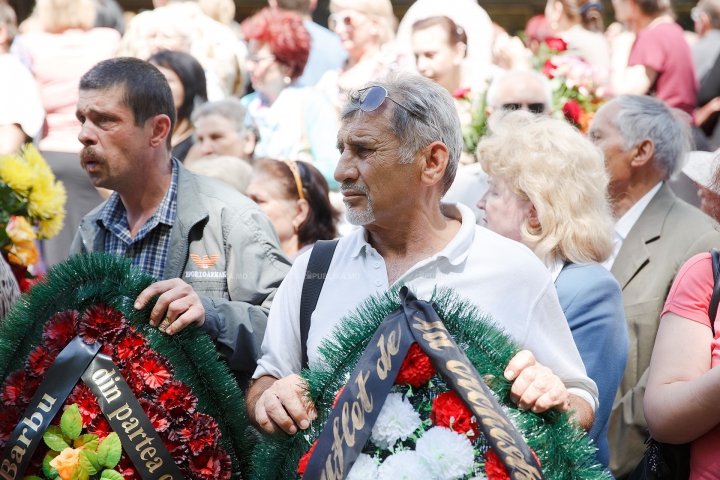 ADIO, ANA BARBU. Interpreta a fost petrecută cu flori, lacrimi şi aplauze pe ultimul drum (FOTOREPORT)