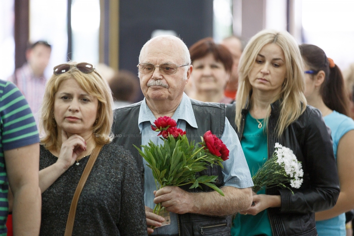 ADIO, ANA BARBU. Interpreta a fost petrecută cu flori, lacrimi şi aplauze pe ultimul drum (FOTOREPORT)