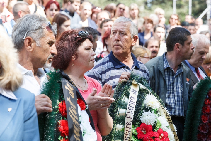 ADIO, ANA BARBU. Interpreta a fost petrecută cu flori, lacrimi şi aplauze pe ultimul drum (FOTOREPORT)