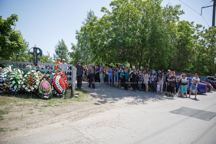 ADIO, ANA BARBU. Interpreta a fost petrecută cu flori, lacrimi şi aplauze pe ultimul drum (FOTOREPORT)