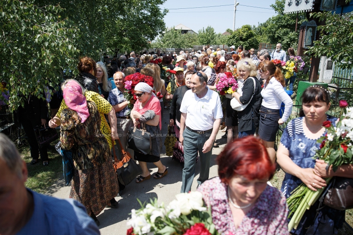 ADIO, ANA BARBU. Interpreta a fost petrecută cu flori, lacrimi şi aplauze pe ultimul drum (FOTOREPORT)