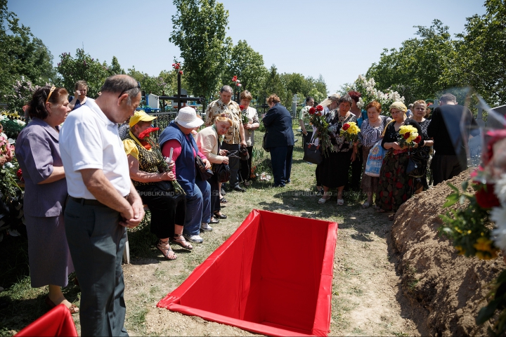 ADIO, ANA BARBU. Interpreta a fost petrecută cu flori, lacrimi şi aplauze pe ultimul drum (FOTOREPORT)