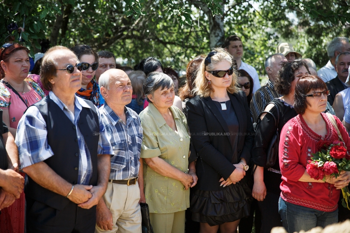 ADIO, ANA BARBU. Interpreta a fost petrecută cu flori, lacrimi şi aplauze pe ultimul drum (FOTOREPORT)