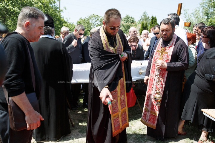 ADIO, ANA BARBU. Interpreta a fost petrecută cu flori, lacrimi şi aplauze pe ultimul drum (FOTOREPORT)