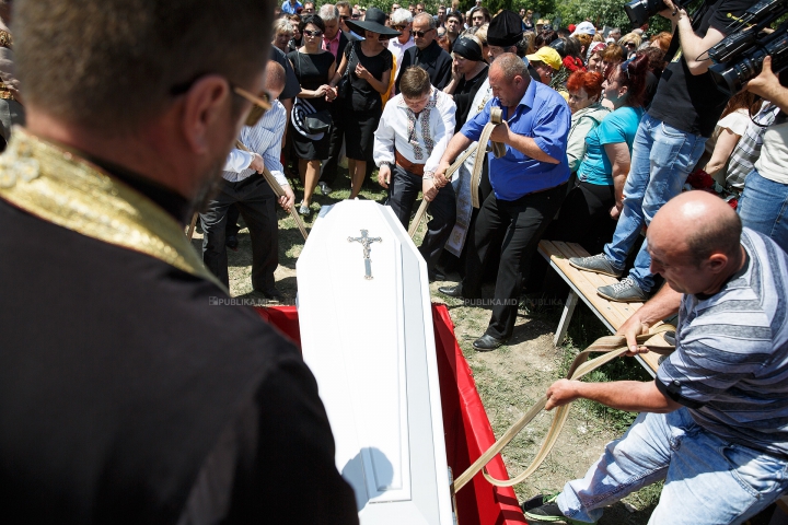 ADIO, ANA BARBU. Interpreta a fost petrecută cu flori, lacrimi şi aplauze pe ultimul drum (FOTOREPORT)