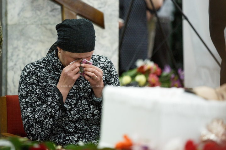 ADIO, ANA BARBU. Interpreta a fost petrecută cu flori, lacrimi şi aplauze pe ultimul drum (FOTOREPORT)