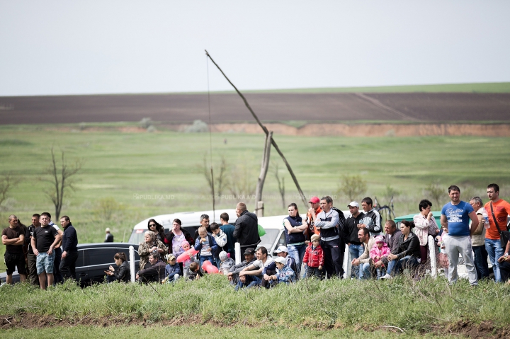 Cursă de cai la Ceadîr-Lunga! Finalul NEAŞTEPTAT al întrecerii i-a UIMIT pe spectatori (FOTOREPORT)