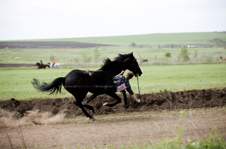 Cursă de cai la Ceadîr-Lunga! Finalul NEAŞTEPTAT al întrecerii i-a UIMIT pe spectatori (FOTOREPORT)