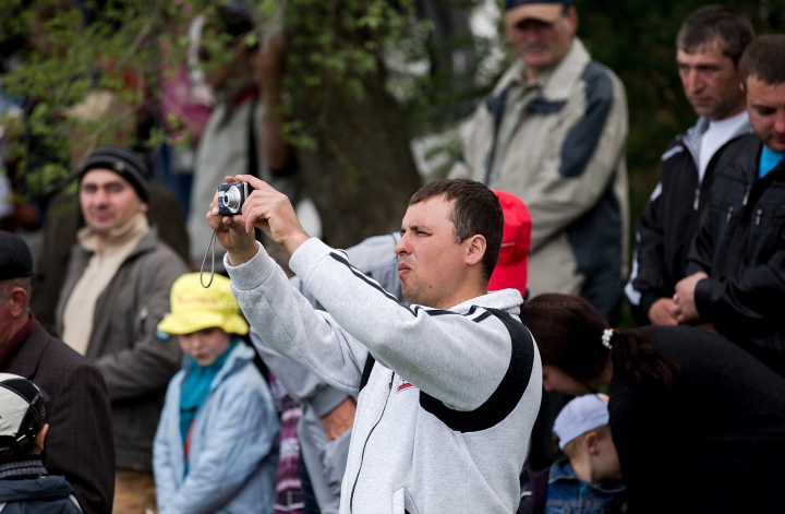 Cursă de cai la Ceadîr-Lunga! Finalul NEAŞTEPTAT al întrecerii i-a UIMIT pe spectatori (FOTOREPORT)